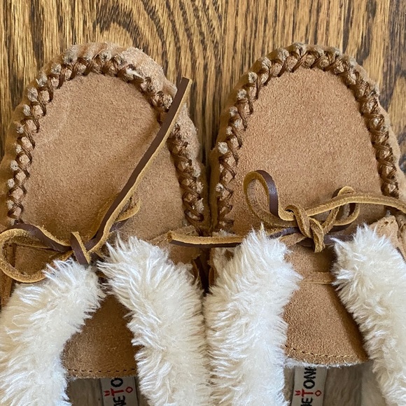 Kids Minnetonka Charley slippers, color cinnamon, size 1. Excellent condition - Picture 11 of 11
